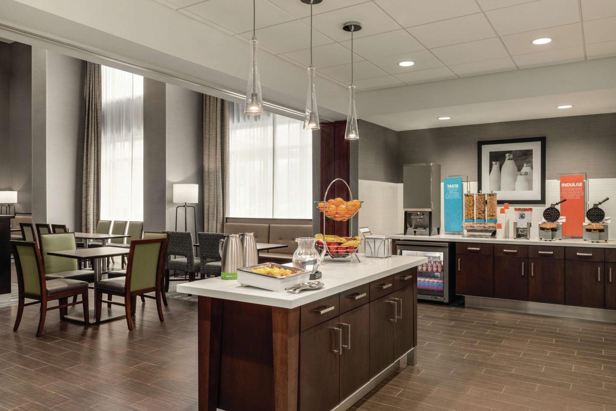 Hampton Inn Brooklyn Park Ngoại thất bức ảnh